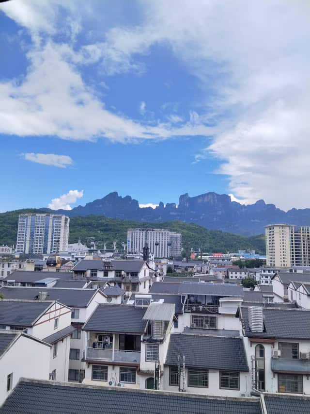 ALT标签:张家界市区与天门山山脉的壮丽景色.