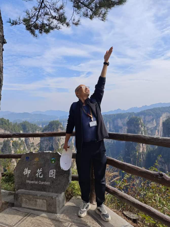 ALT标签:游客在张家界国家森林公园观景台欣赏壮丽山景.