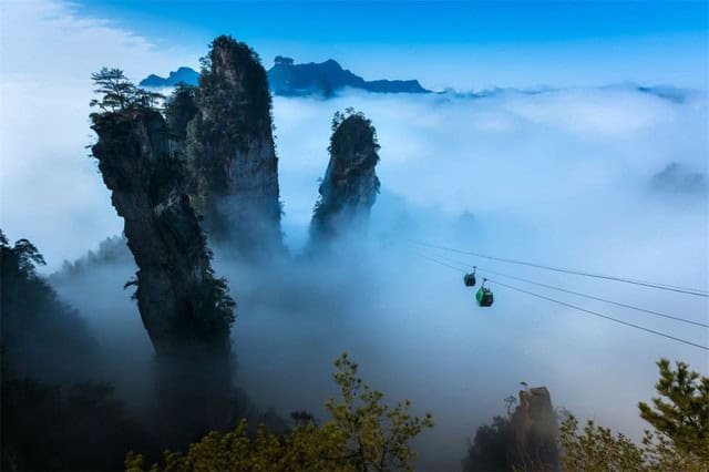 悬浮山景观,云雾缭绕,张家界著名的自然奇观。.
