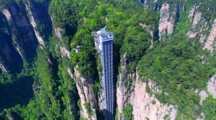 玻璃桥悬挂在高耸的山峰之间,展现壮丽的自然景色。.