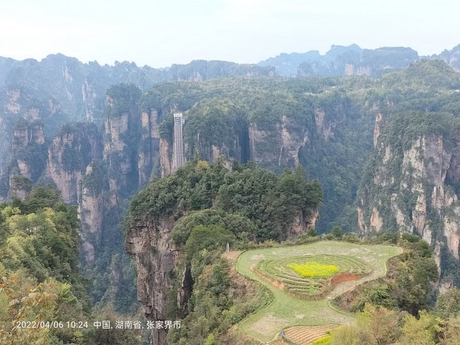 ALT标签:张家界奇特的山峰和绿色植被,展现壮丽的自然景观.