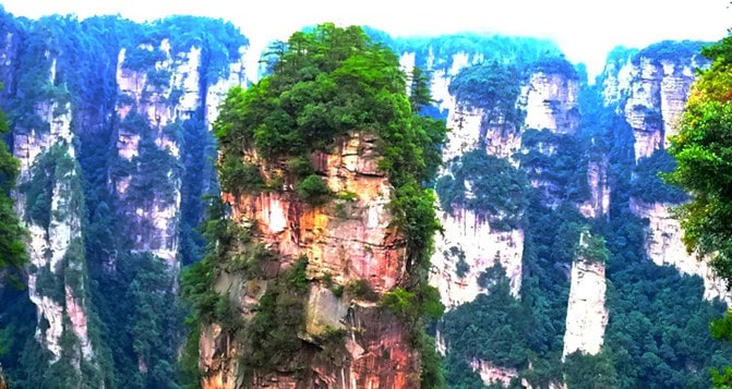 ALT标签:张家界国家森林公园奇特山峰与茂密森林景观.