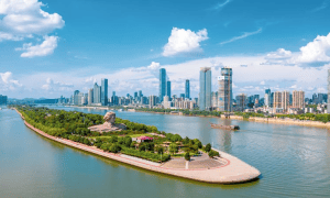 长沙城市天际线与湘江美景,现代都市与自然景观完美融合,适合中国旅游探索。.