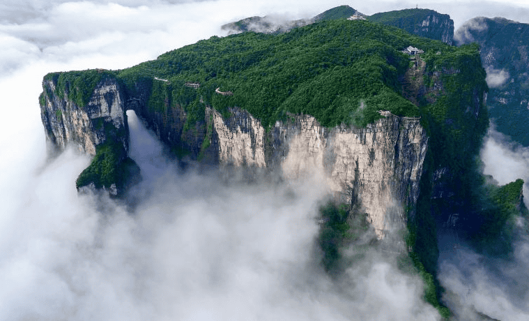 ALT:张家界天门山国家森林公园壮丽的山峰与云雾缭绕的景色.