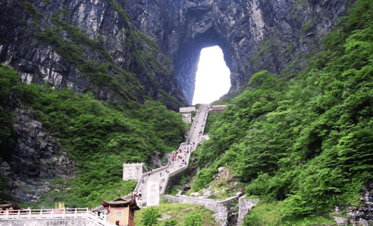 ALT标签：张家界天门山的壮丽景色，云雾缭绕的山峰和天门洞.